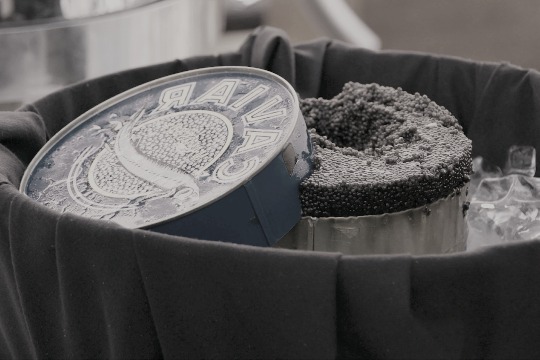 Comment servir le caviar à table?