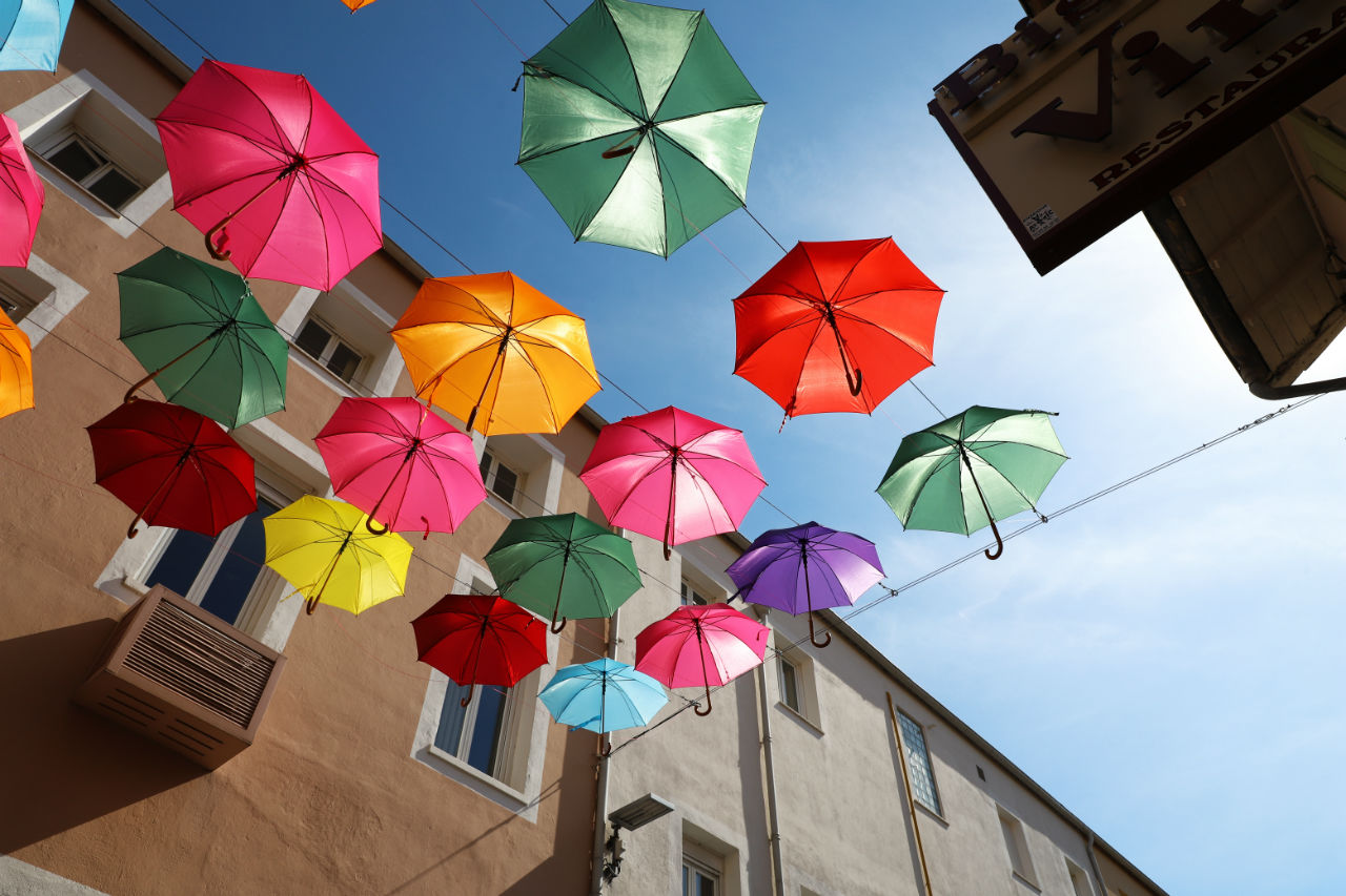 Tourisme : redynamiser les villes grâce à un ciel de parapluies