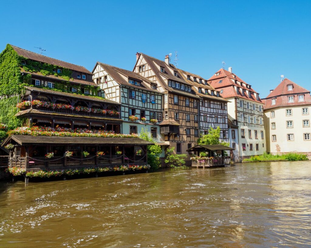 Maison bordées d'une rivière