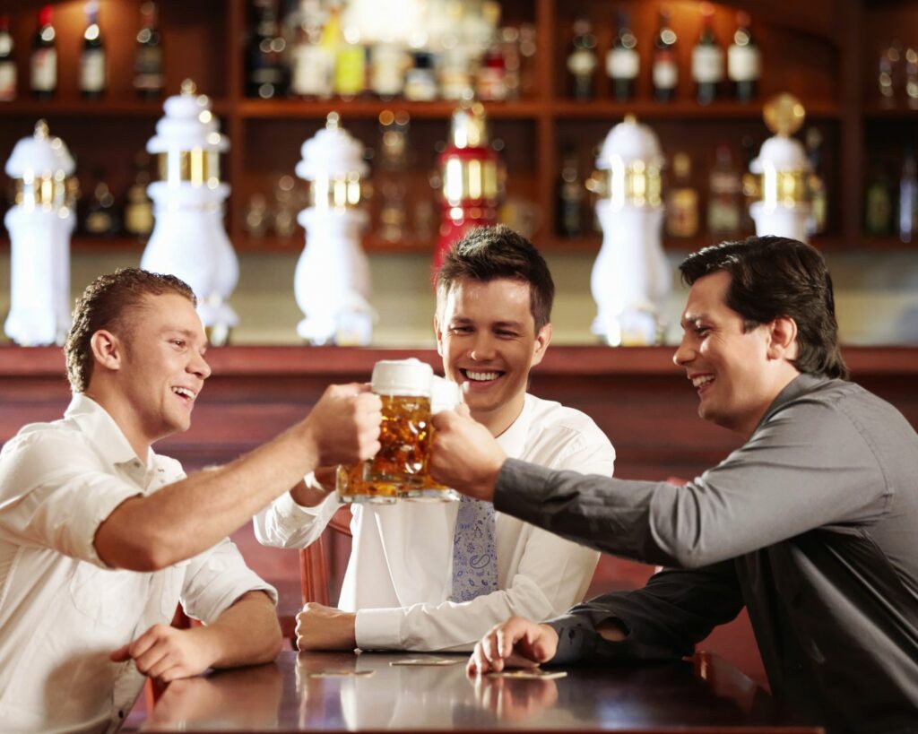 Trois amis buvant une bière dans une brasserie
