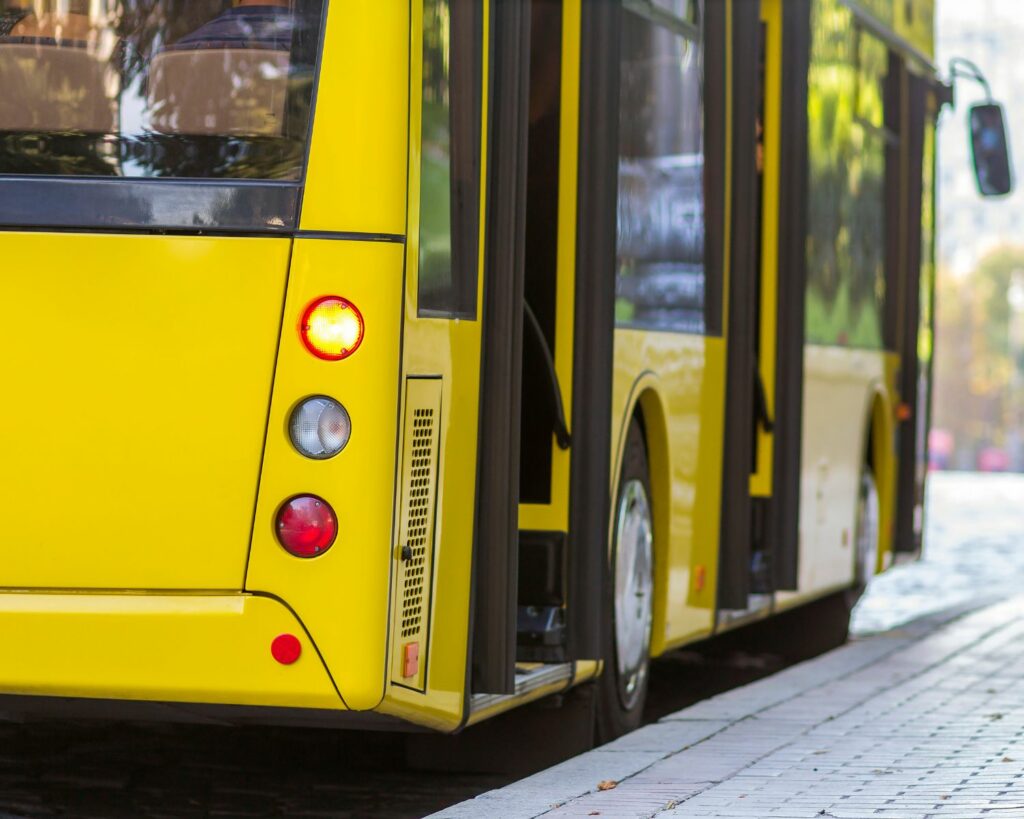 Bus de ville jaune