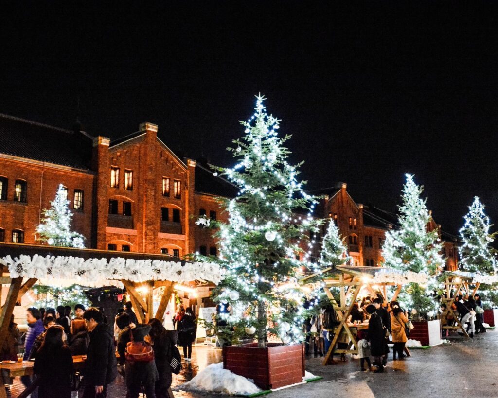 Place avec des sapins illuminés et n marché de Noel