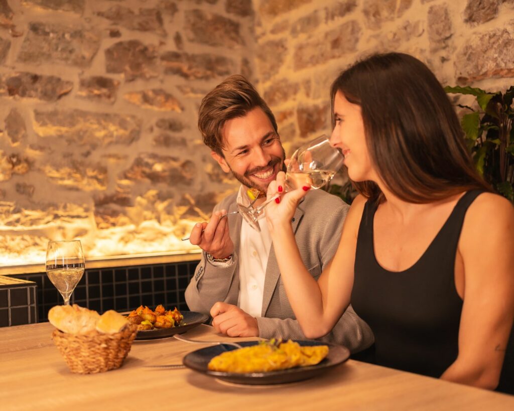 Un couple attablé au restaurant