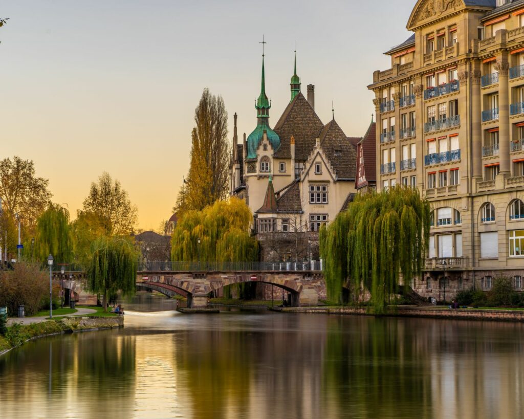 Vue depuis la rivière qui traverse strasbourg