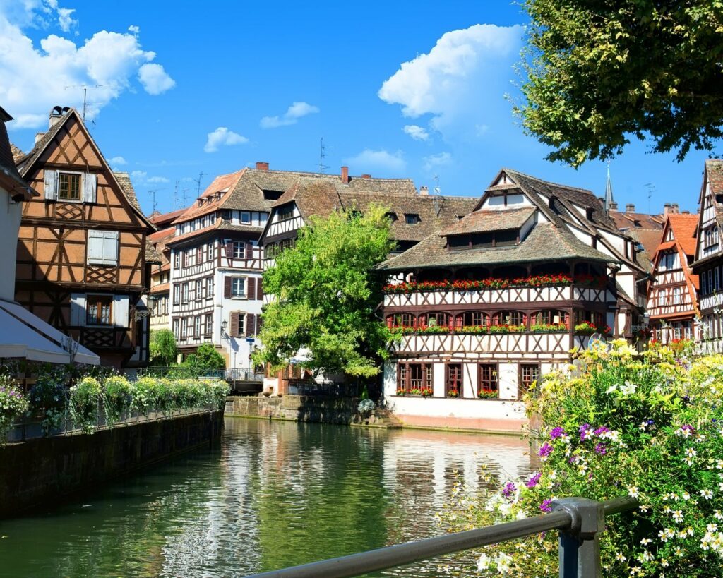 Maisons fleuries qui borde la rivière de Strasbourg