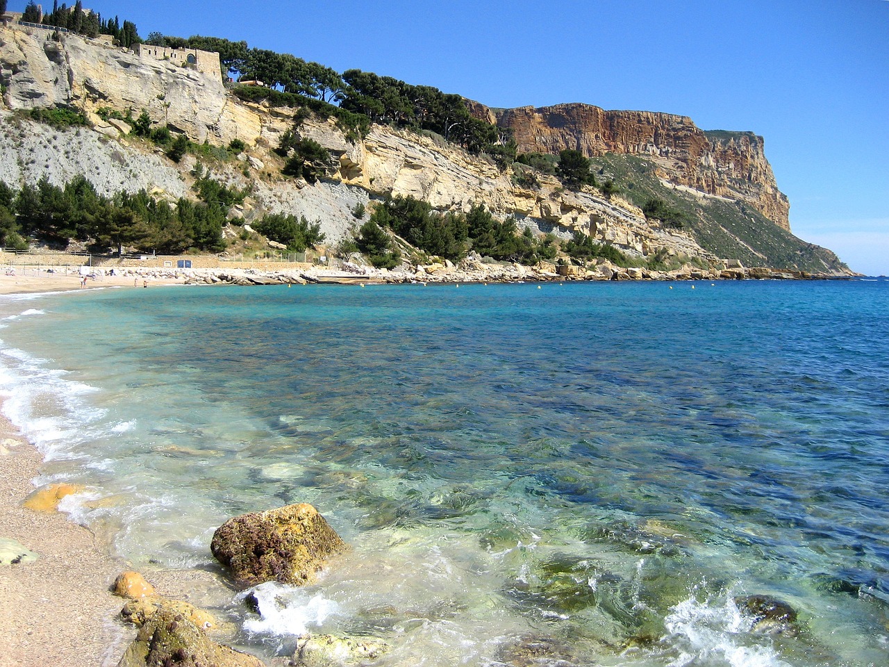 Les meilleures plages pour les sports nautiques dans le Sud de la France