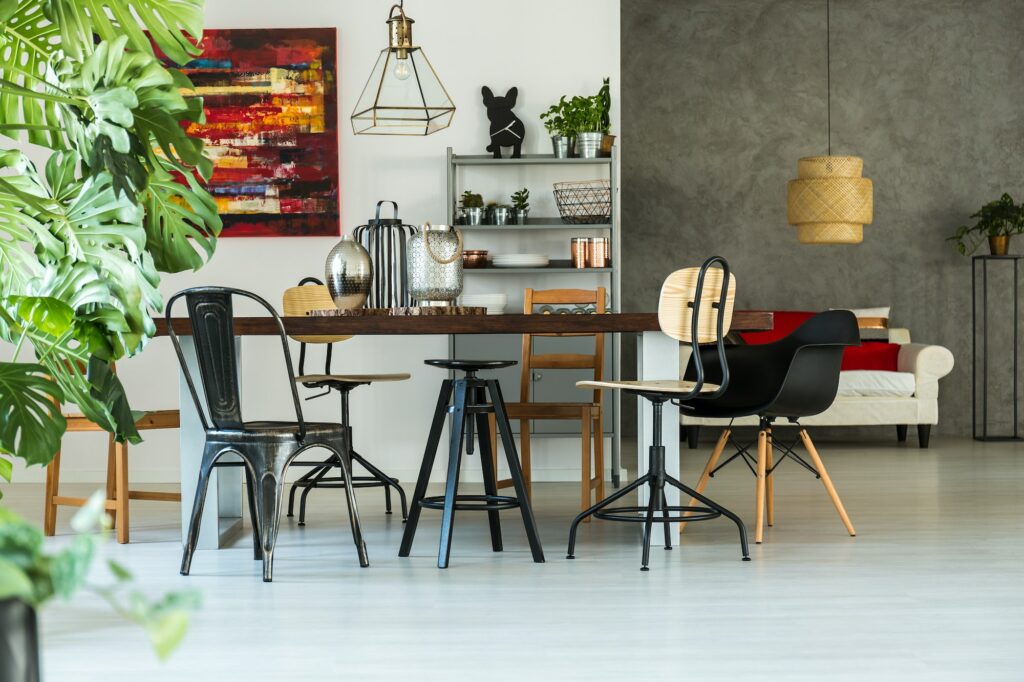 Table, chaises et tabourets de différents styles