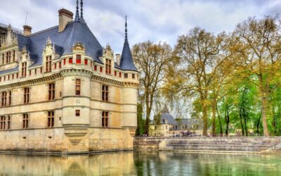 Les expériences insolites à vivre en France : du camping dans un château à la dégustation de vin dans une cave centenaire