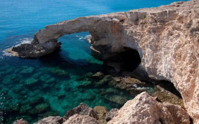 Les meilleures excursions en bateau pour explorer les criques secrètes du sud de la France