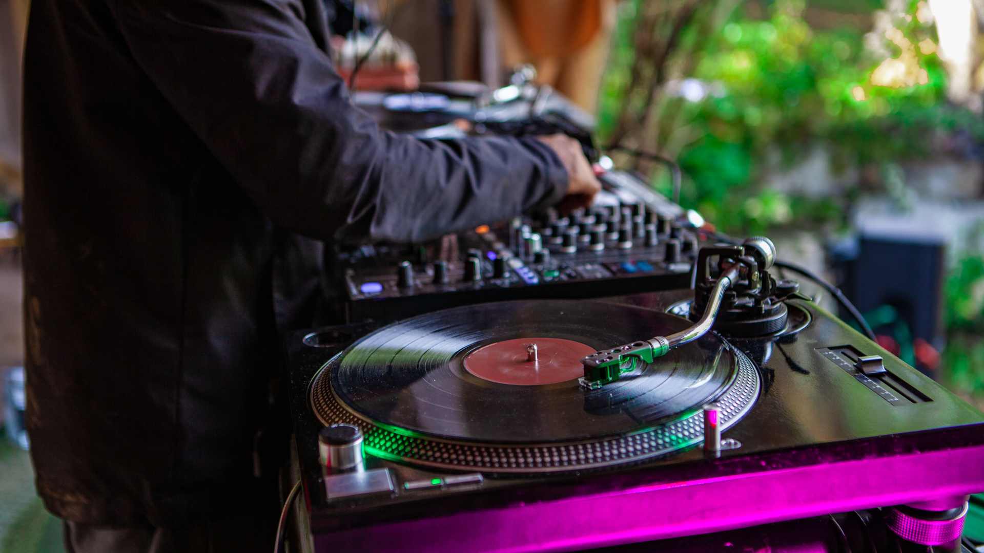 DJ devant ses platines
