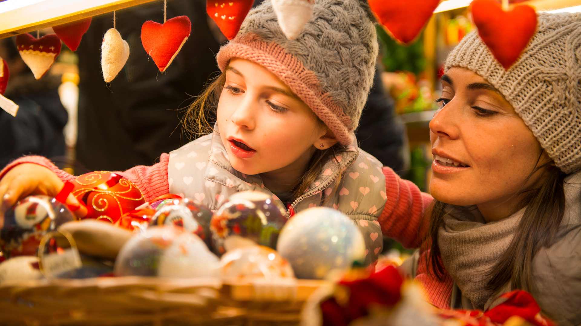 Petite fille et sa mère au marché de noël