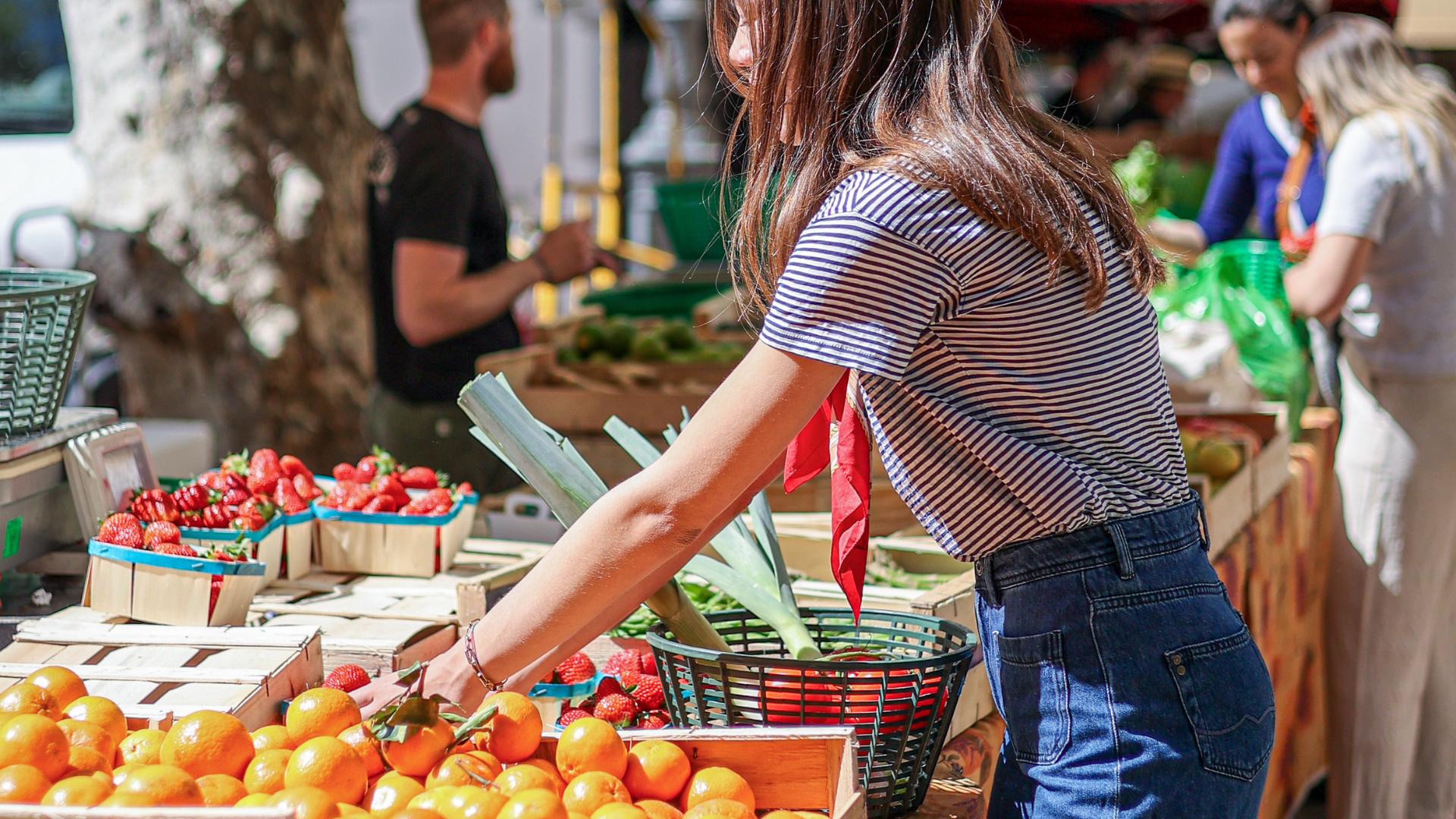 Les marchés provençaux à ne pas manquer : une immersion dans les saveurs du Sud