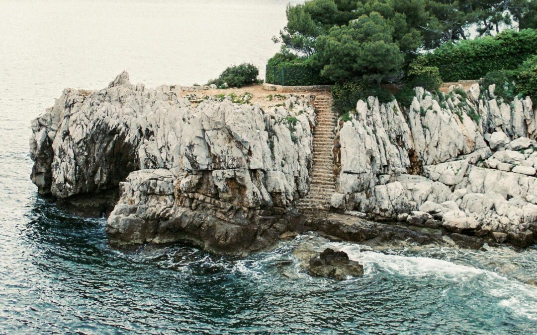 Les plages secrètes de la Côte d’Azur : où trouver des coins tranquilles loin des foules
