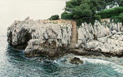 Les plages secrètes de la Côte d’Azur : où trouver des coins tranquilles loin des foules